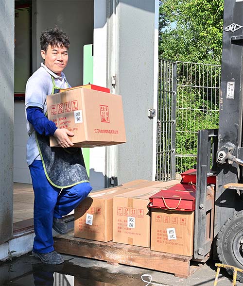 员工领取月饼